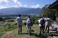上の平城跡での見学。伊那谷(天竜川流域)と中央アルプスを遠望しながらの解説(10月7日,箕輪町)