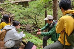 資源植物の観察。ウワバミソウを解説しているところ。 他に、サルナシやヤマブドウの果実等を採集して味見することができた。(10月8日,西駒演習林)
