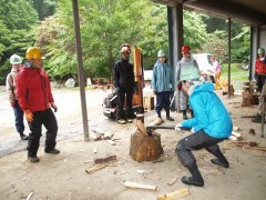 4日目: 薪割りの様子