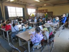 樹高測定器を作っている様子