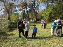 立木の樹高を測定する様子