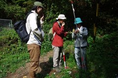 資源植物の採集と調査（サルナシを食べているところ：10月12日）