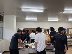 夜ごはんを各班に分かれて作っているところ
