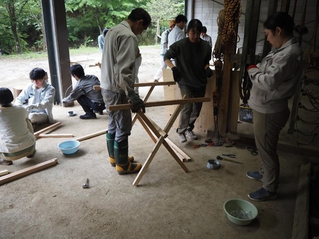 12.4日目：テーブル製作の様子.jpg