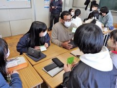 インタビューを受ける留学生②