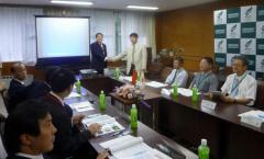 意見交換会で握手する河南農業大学　李副校長（左）と中村農学部長