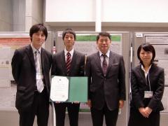 左から、片山助教、久木田さん、中村教授、今井さん
