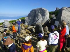 遭難の碑を見学し、山の危険や安全確保の重要性を確認