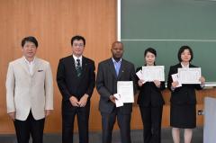 左から中村教授，山田教授（主催代表），Lebetwaさん,１人おいて宮崎さん