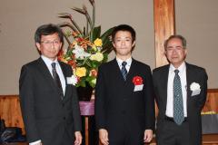 写真左から：丹下健・農学会常務理事，下里剛士 准教授，長澤寛道・農学会会長