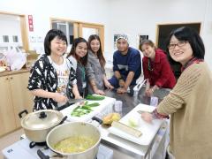 野辺山ステーションにて本学生と食事の準備