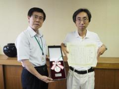 写真右から：山田明義 准教授、藤田農学部長