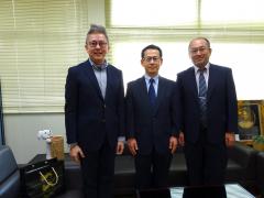 スラナリ工科大学Neung学部長（左）と鏡味教授（中央）、米倉准教授（右）