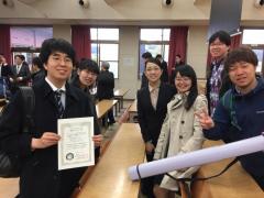 齋藤智寛さん(受賞者、左端)と祝福する研究室の仲間たち