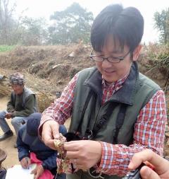 トウガラシ遺伝資源調査中の松島准教授