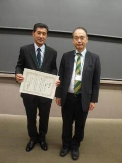 受賞した齋藤治技術専門職員（写真左）と協議会長