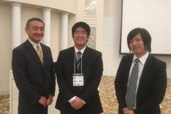 左から指導教員の鈴木純准教授、受賞した横山空生さん、嶺村陸人さん