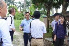 ベトナム国家農業大学畜産学部付属農場で畜産学部長のPham Kim Dang学部長代理による説明
