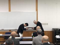 感謝状贈呈の様子（右：茅原同窓会長、左：藤田農学部長）