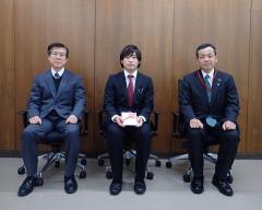 写真左から、藤田学部長、河村助教，水野理事長