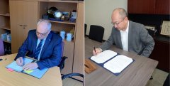 互いの協定書に署名している様子（写真左：ロッテンブルク林業大学 KAISER学長　写真右：信州大学農学部 米倉学部長
