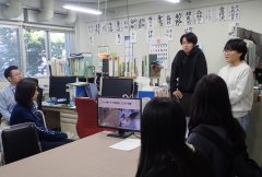 オープンラボで学生からの説明を聞く様子