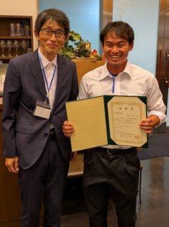 関東・甲信越地域大学農場協議会長の久保山勉教授（左）と渡邊泰生さん（右）