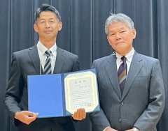 中村篤さん（左）と協議会長の長尾慶和教授（右）