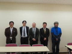 発表を終えた履修生の皆さん（右から4名）と今年度3名の履修生の主指導を行った松島先生（左）