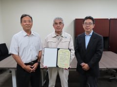 左から植木名誉教授、前田製作所 市川様、竹田副学部長