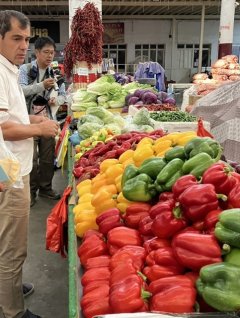 市場で売られているパプリカ類(ソグド州9月探索)