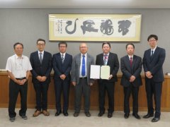 日立建機日本株式会社　左から（植木名誉教授）、畠山誠様、竹村淳一様、（米倉農学部長）、野口和也様、山本春樹様、野澤弘樹様