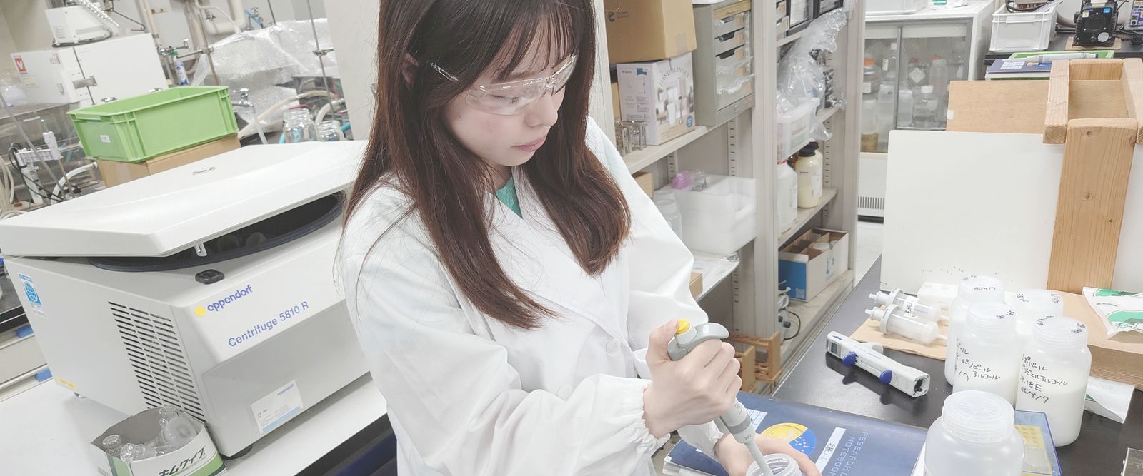 ピペットで試料を分注する学生
