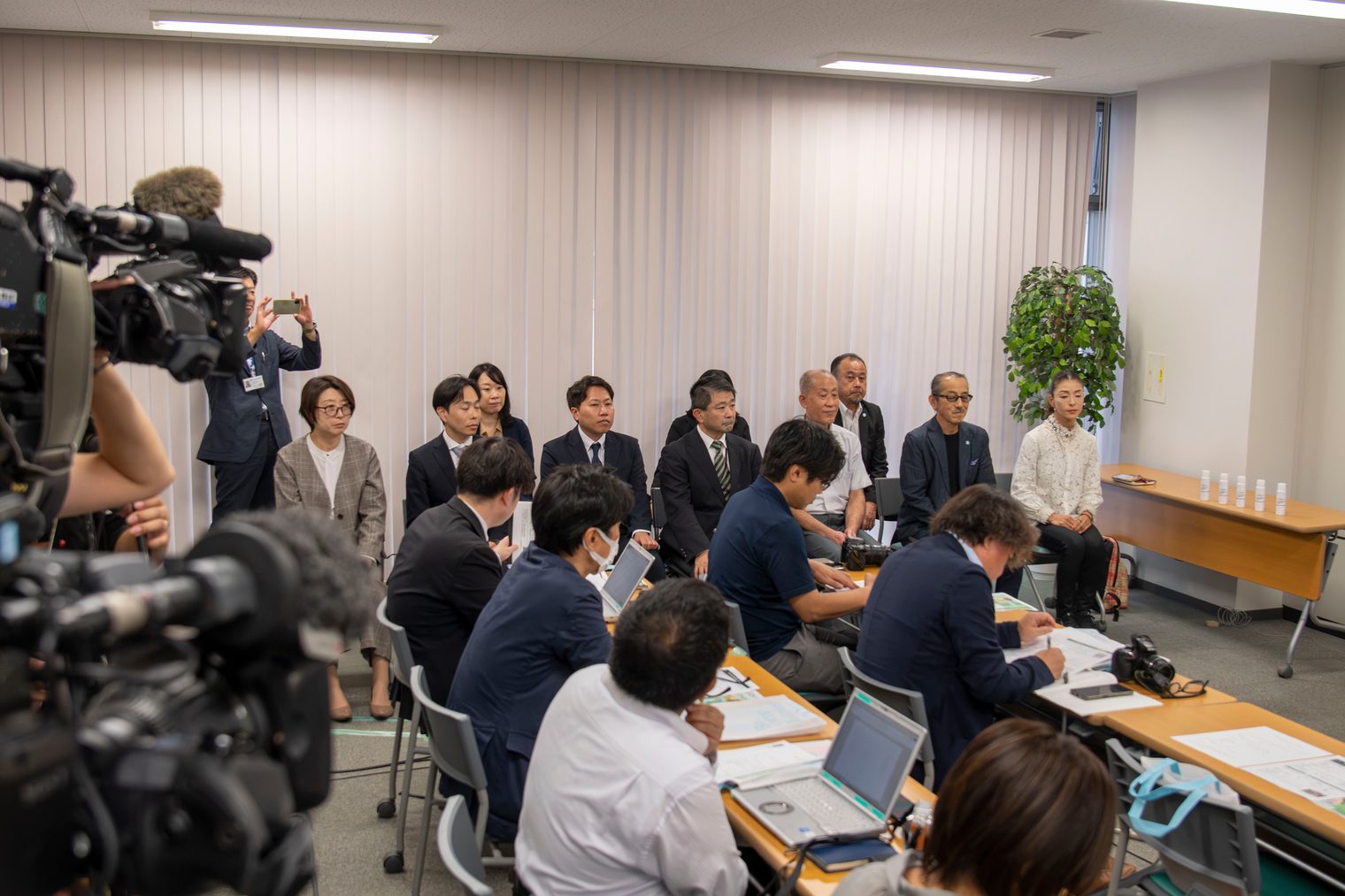 記者会見の会場