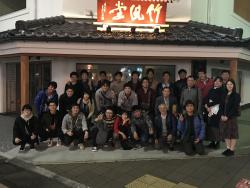 OB会参加者全員での集合写真。長野駅前にオープンしたお店前をお借りして。