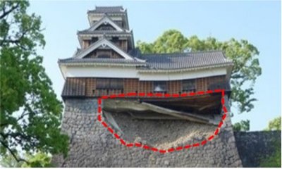 崩落した飯田丸五階櫓の石垣