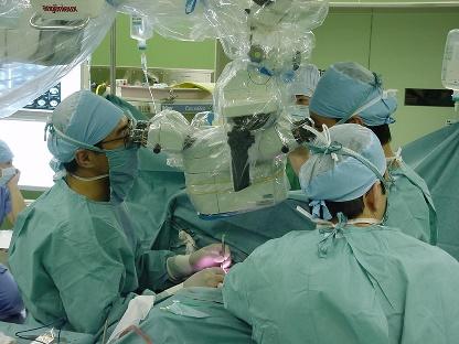 生体肝移植の一コマ。患者さんの肝臓は摘出し、提供者からもらっていた肝臓の動脈を顕微鏡を使って縫っている。
.JPG