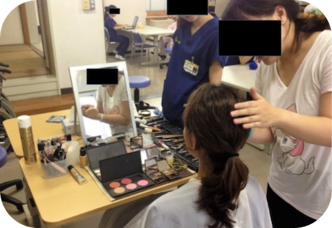 手の麻痺を克服し仕事であるヘアメイクアップアーティストに復帰できるよう病院での作業療法を通して練習中