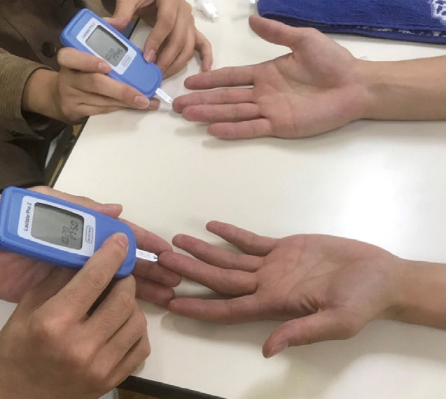 血中乳酸測定の様子
