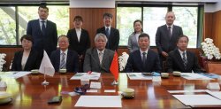 前列左より:张 瑞丽 教授、倪 铁军 党委副書記、奥山 隆平 医学部長、李 增宁 教授、栗田 浩 教授 / 後列左より:张 奇 教授、赵 琛 教授、田中 直樹 教授、中山 聡美 医学部事務部長、酒井 康成 松本歯科大学対外交流関係室副主幹