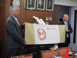 河北医科大学卒業後、信州大学大学院で学ばれた方々のご署名入りタペストリーが、倪 河北医科大学党委副書記から奥山医学部長へ贈呈されました。