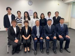 河北医科大学出身の教員、大学院生の皆さんとの記念撮影。
