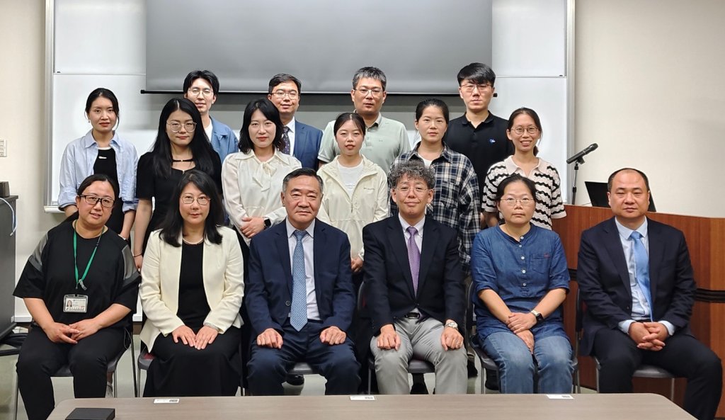 盧郁 先生、河北医科大学出身の岳鳳鳴 先生、李琛 先生、 大学院の皆さんとの記念撮影