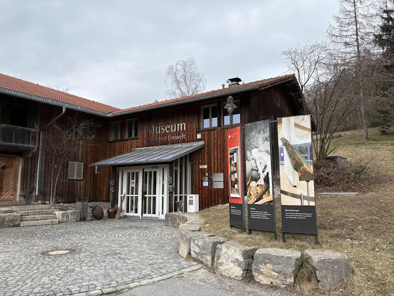 【写真2: Museum Wald und Umwelt der Stadt Ebersberg　森と環境の博物館】郊外にあり、裏手には森が広がっています。 火事で一部が焼けてしまい、現在リニューアル中です。