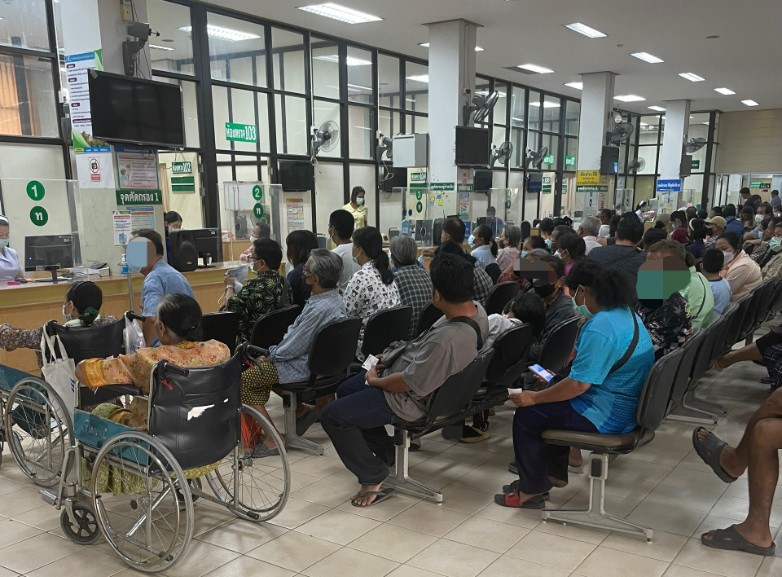 混雑するcommunity hospitalの外来
