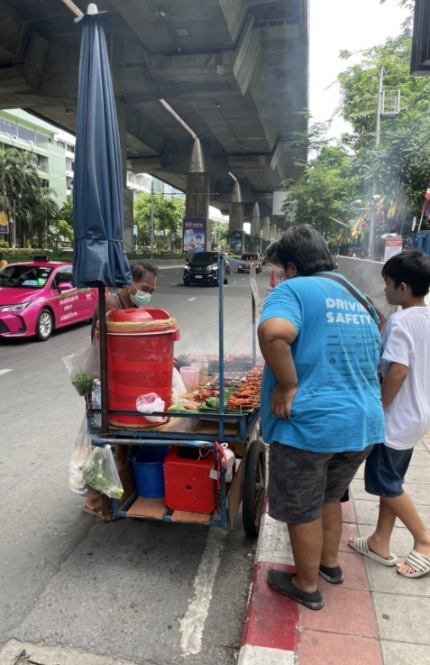 タイならではの移動式販売　煙がもうもうとしている