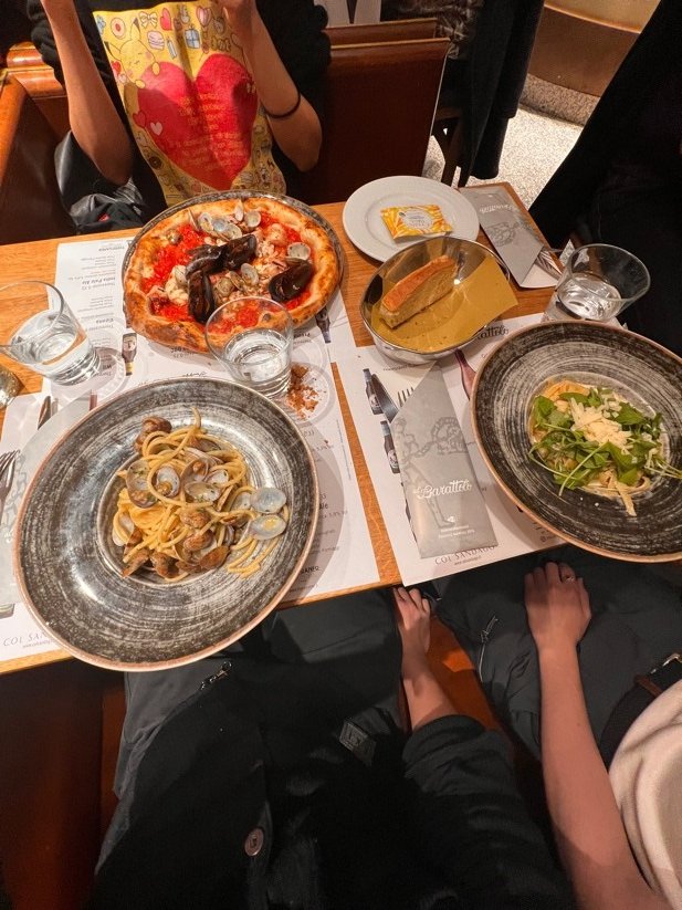 イタリアの友人との食事の風景