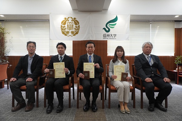 （左から柴教授（顕彰制度委員会委員長）、上原先生、髙橋先生（三村先生代理）、田中先生、奥山医学部長）