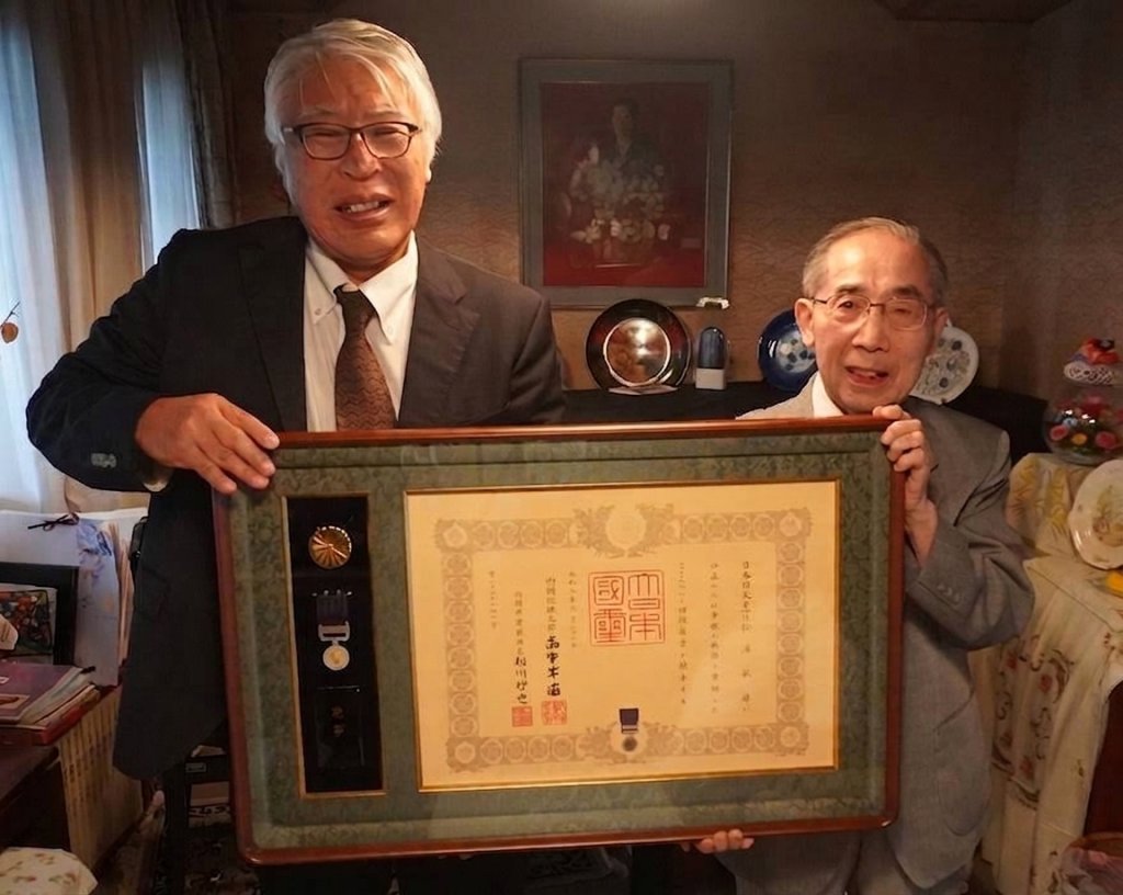 松浦敏雄氏に紺綬褒章が授与されました