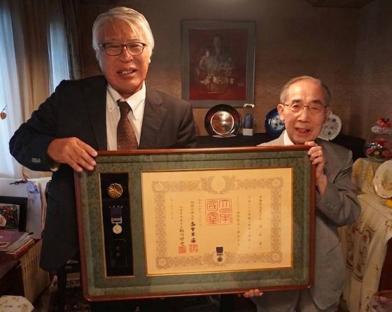 松浦敏雄氏に紺綬褒章が授与されました